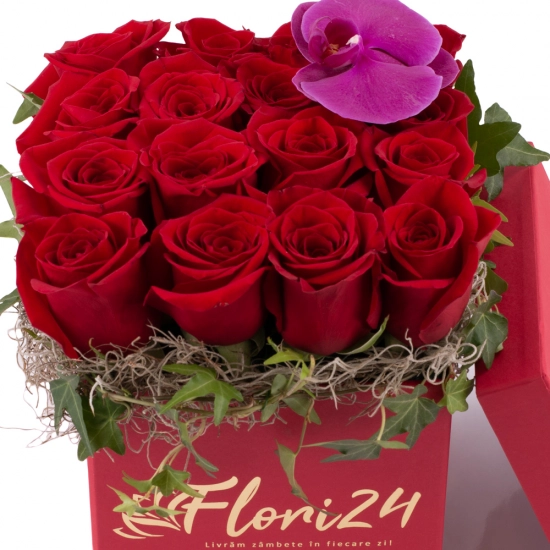 Aranjament floral din trandafiri și orhidee
