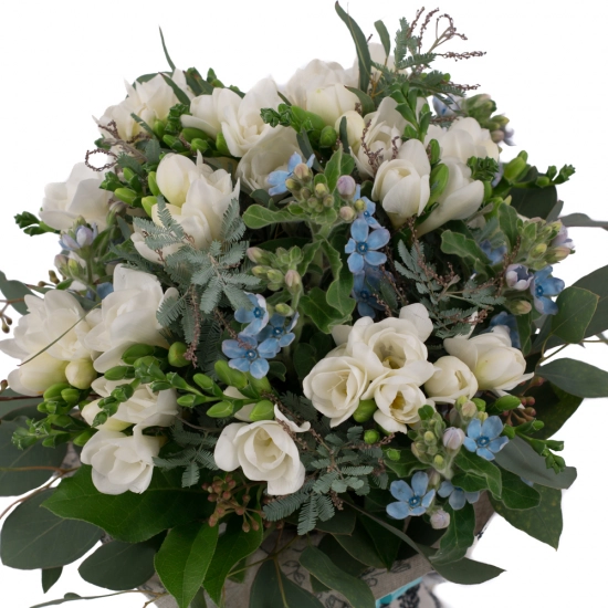 Bijuterie discreta: buchet frezii si oxypetalum superb.