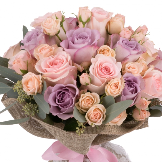 Suflet de floare: buchet trandafiri si minirosa incantator. 