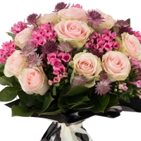 Buchet de 15, Trandafiri, Roz, 10, Bouvardia, Roz, Astrantia, Grena, Verdeață 3