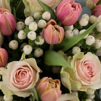 Buchet din 15, Trandafiri, Roz, Trandafir, 20, Lalele, Lalea, 10, Hypericum, Alb, Verdeață 4