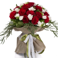 Duet de neuitat: buchet trandafiri rosii si frezii albe. 2